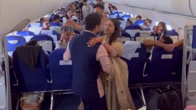 36000 फूट उंचीवर कपल झाले रोमँटिक, फ्लाइटमध्ये केला डान्स… Video व्हायरल Mumbai Tak