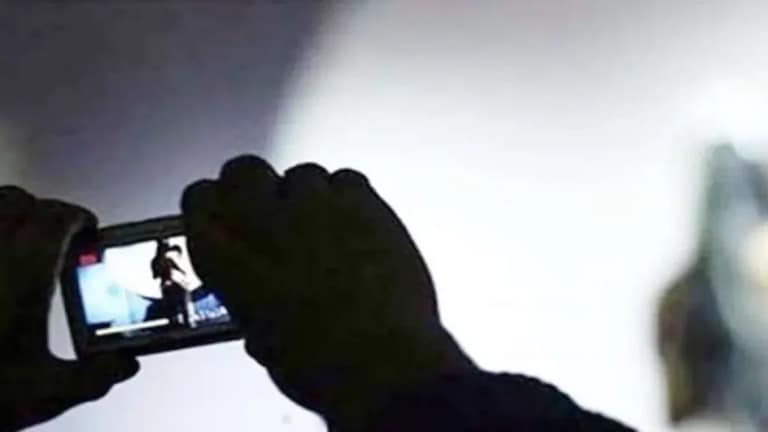 19 वर्षीय तरुणीने बनवले भावा-बहिणीचे अश्लील फोटो; कारण… 19 year old girl defaming brother and sister by making obscene photos