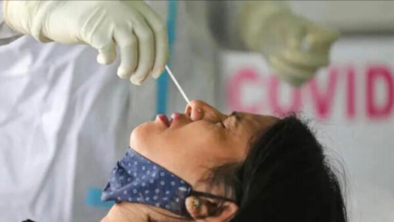 देशभरात कोरोनाचा कहर; 24 तासात 1800 पेक्षा जास्त रुग्ण सापडले Mumbai Tak