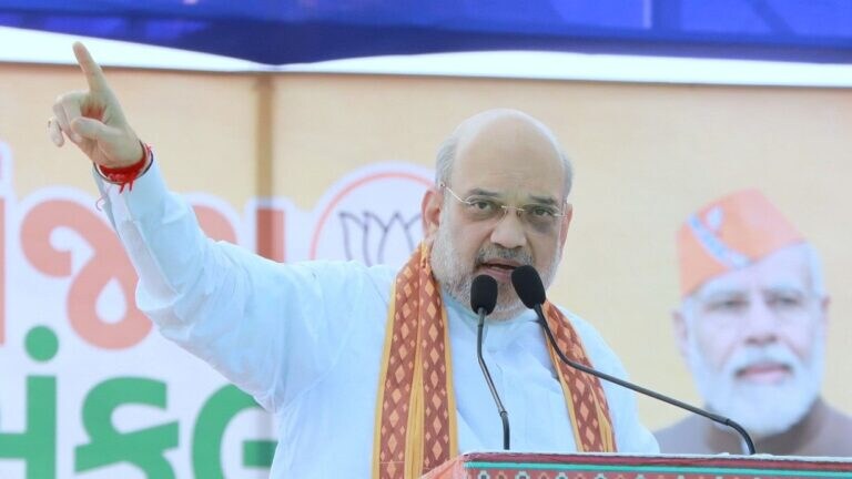 Amit Shah: मुख्यमंत्री पदासाठी ठाकरेंनी काँग्रेस-NCPचे तळवे चाटले: शाह Mumbai Tak