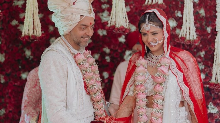Dalljiet kaur : हनिमून ट्रिपमध्ये मिनी स्कर्ट, दलजीत झाली ट्रोल; यूजर्स म्हणाले… Mumbai Tak