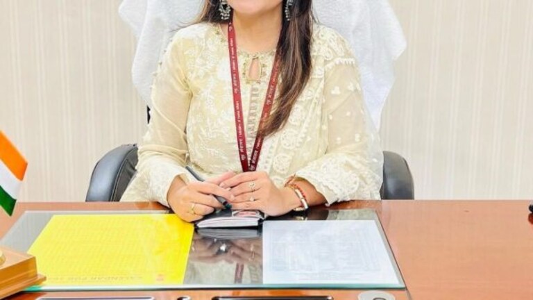 लाल रंगाच्या साडी, रॅम्प वॉक… ग्लॅमरस IAS चा सॉलिड लूक Mumbai Tak