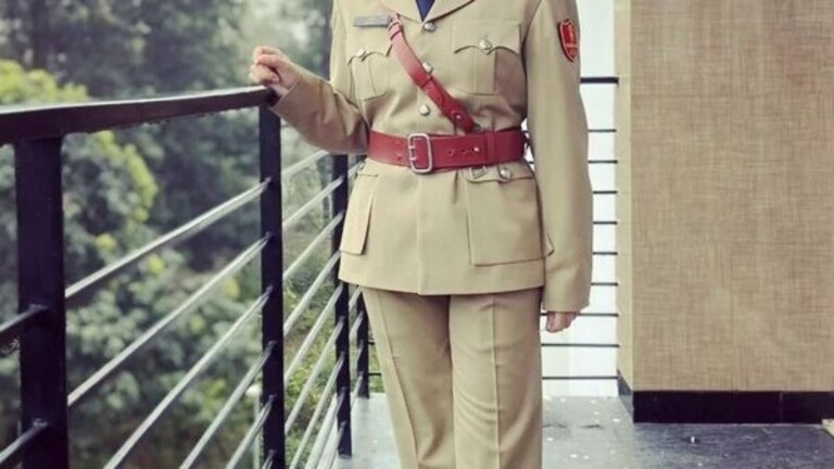 ‘सोशल वर्कर’च्या प्रेमात पडली महिला IPS, अशी आहे Love Story… Mumbai Tak