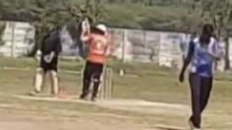 Gujrat : सहकाऱ्यांनी पाणी दिलं अन् नंतर… क्रिकेट खेळताना तरुणाचा मृत्यू Mumbai Tak