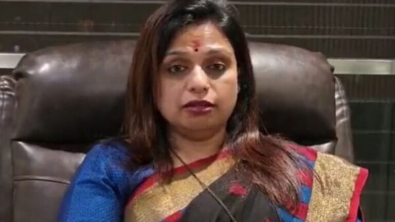 sheetal Mhatre : व्हिडीओ व्हायरल, मध्यरात्री रंगलं नाट्य; शीतल म्हात्रे संतापल्या Mumbai Tak