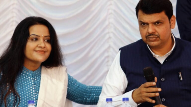 Amruta Fadnavis यांना 1 कोटीची लाच देण्याची ऑफर; तरुणीला अखेर अटक Mumbai Tak
