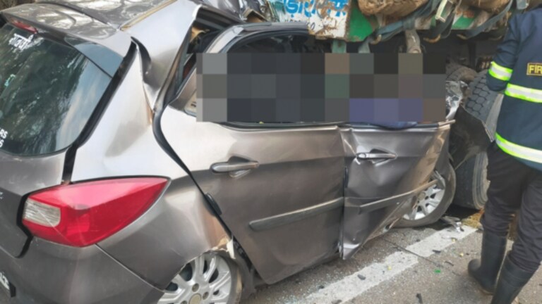 Mumbai Pune Expressway Accident: कारचा चुराडा, शीर झालं धडावेगळं; 3 जागीच ठार Mumbai Tak