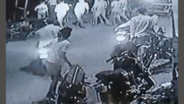 Mumbai: एक बॅनर अन्… शिवसेना-भाजप कार्यकर्त्यांमध्ये तुंबळ हाणामारी Mumbai Tak