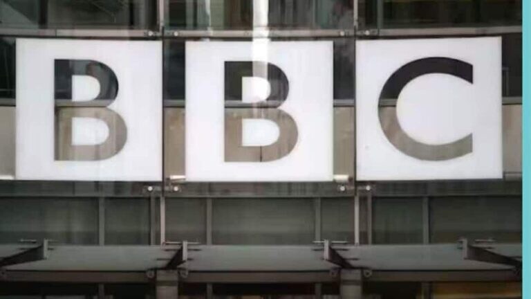 BBC कार्यालयात Income Tax टीम, फोन जप्त करुन कर्मचाऱ्यांना पाठवलं घरी Mumbai Tak