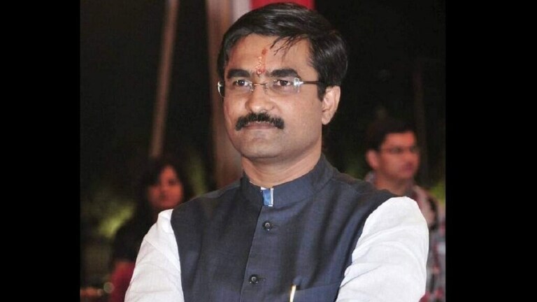 kirtikumar bhangdiya: फडणवीसांच्या निकटवर्तीय आमदारावर गुन्हा, प्रकरण काय? Mumbai Tak