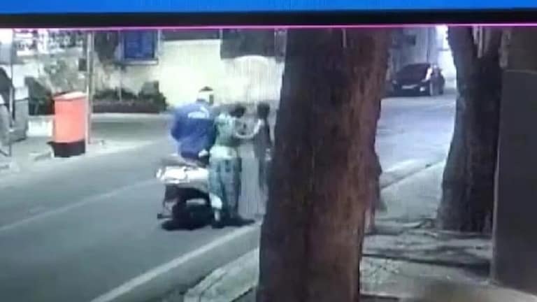 Video: पुण्यात सोनसाखळी चोरणाऱ्या चोराशी 10 वर्षांची मुलगी एकटीच भिडली Mumbai Tak