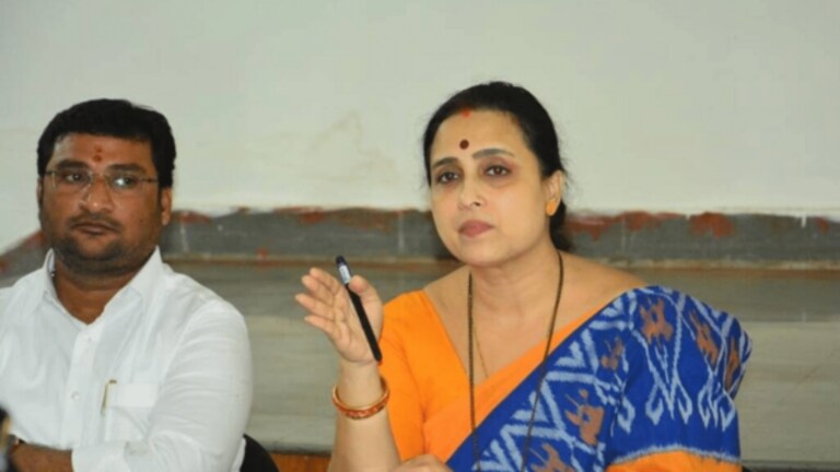 Chitra Wagh: “असं वक्तव्य एखादी ‘सटवी’च करू शकेल”, वाघांचा चढला पारा Mumbai Tak