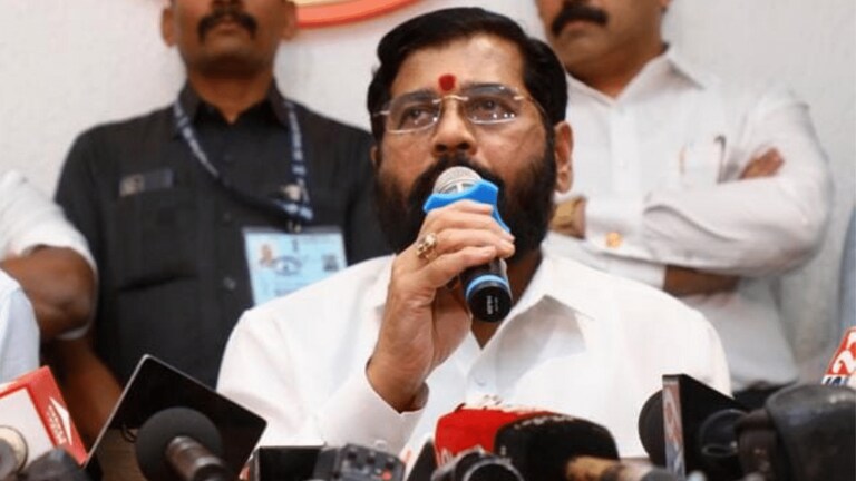 ‘ठाकरेंनी गद्दारी तर..’, सुभाष देसाईंच्या मुलाच्या पक्षप्रवेशानंतर CM शिंदेचा वार Mumbai Tak