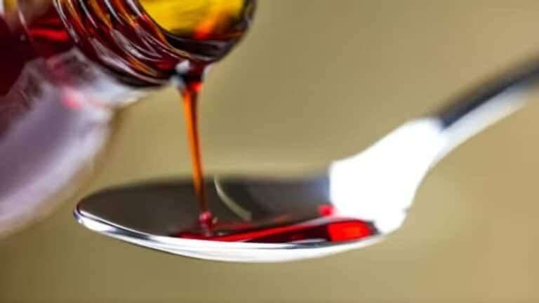 Cough Syrup : पालकांनो सावधान! राज्यात कफ सिरप बनवणाऱ्या 6 कंपन्यांचे परवाने रद्द Mumbai Tak
