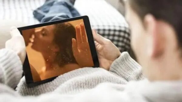 बायकोचे बेडरुममधील प्रायव्हेट व्हिडीओ केले शेअर