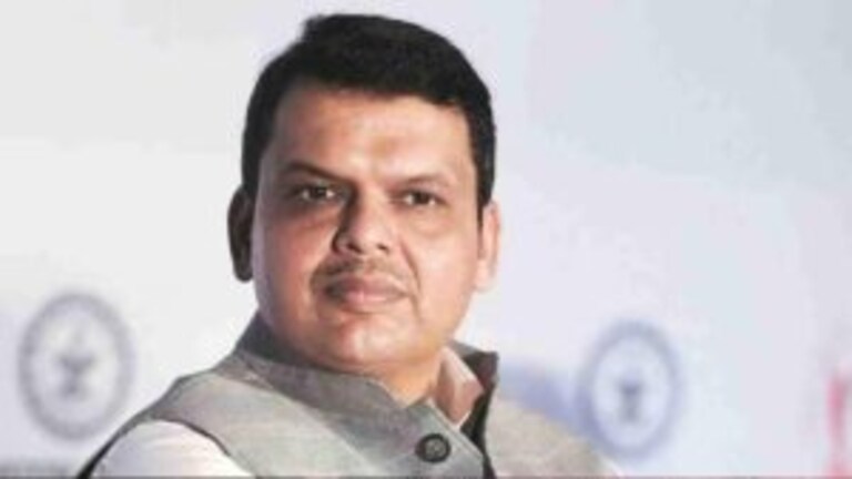 ”आम्ही तिघेही मिळून महाराष्ट्राला…”, अजित पवारांच्या शपथविधीनंतर फडणवीसांची प्रतिक्रिया 'हॅलो, फडणवीसांच्या घरात बॉम्ब'; धमकीचं 'लाईट' कारण आलं समोर