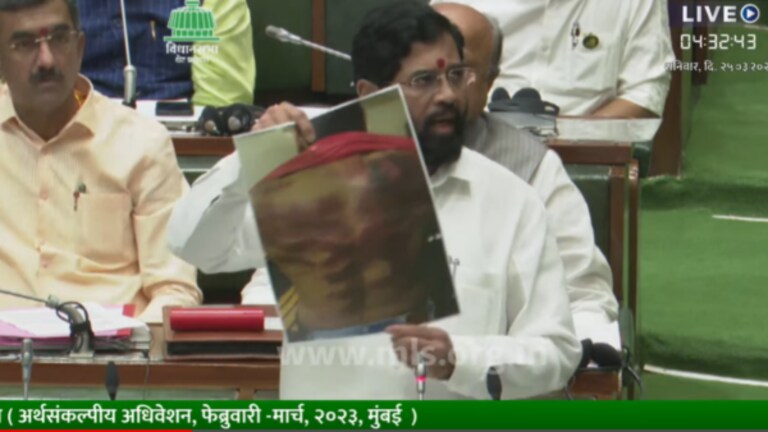 Eknath Shinde: मुख्यमंत्री शिंदे जितेंद्र आव्हाडांवर बरसले, दाखवला फोटो Eknath shinde hits out jitendra awhad over anant karmuse case