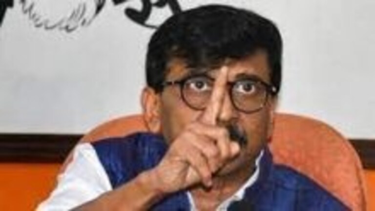 Shiv Sena Symbol: ‘रामाचं धनुष्यबाण रावणाला…’, राऊतांच्या संतापाचा स्फोट Mumbai Tak