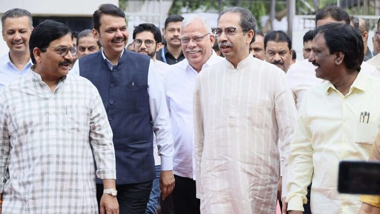 शिवसेना फुटीनंतर उद्धव ठाकरे-देवेंद्र फडणवीस
पहिल्यांदाच आले एकत्र! Mumbai Tak