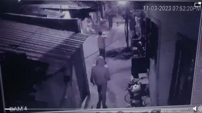 नाशिक हादरलं! घरात घुसून गोळीबार, कोयत्याने हल्ला; महिला थोडक्यात बचावली Mumbai Tak