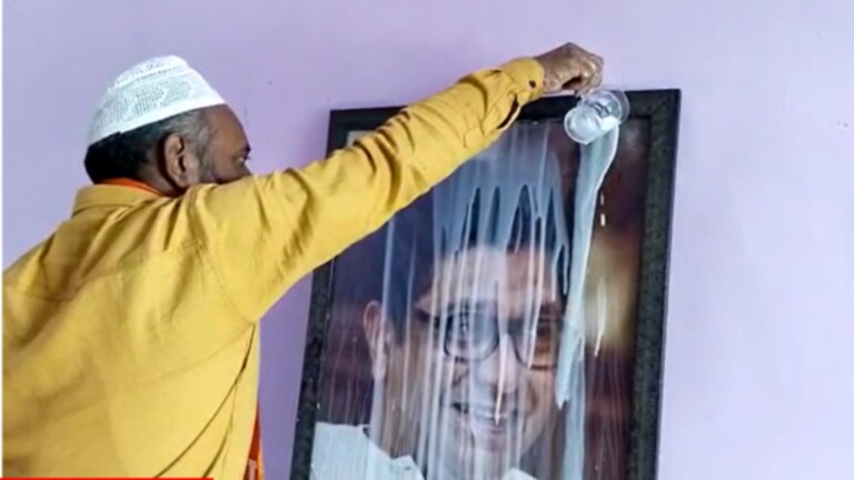 Thane : मुस्लीम कार्यकर्त्याकडून राज ठाकरेंच्या प्रतिमेला दुग्धाभिषेक MNS muslim worker support Raj Thackeray on illegal construction in mahim mazar and sangli