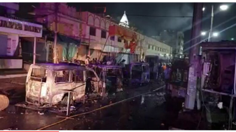 छत्रपती संभाजीनगरात दगडफेक, जाळपोळ; पोलिसांकडून हवेत गोळीबार A tense situation has arisen in Chhatrapati Sambhajinagar city. Two groups of youth clashed outside the Ram temple in Kiradpura area of the city