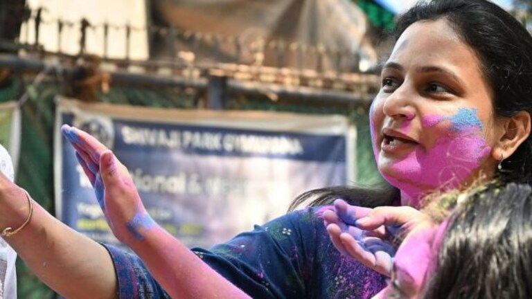 Holi Mumbai Photos: रंगात न्हाऊन निघाले मुंबईकर, कॅमेऱ्याच्या नजरेतून पहा मुंबईची धुळवड Mumbai Tak