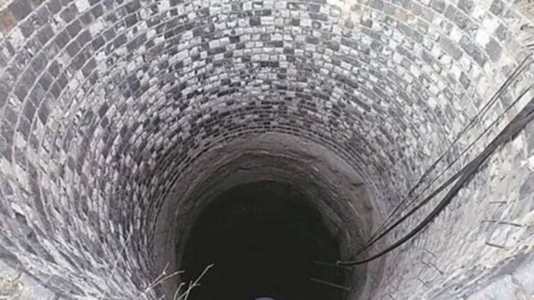 Crime : काळीज पिळवटून टाकणारी घटना! नवऱ्यासोबत भांडण अन् आईने 3 मुलांनाच संपवलं Woman jumped into the well with four children, got scared and came out after saving one, painful death of three