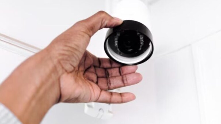 अॅम्बेसीच्या लेडीज टॉयलेटमध्ये गुप्त कॅमेरा, 60 व्हिडीओ रेकॉर्ड केले अन्… Mumbai Tak