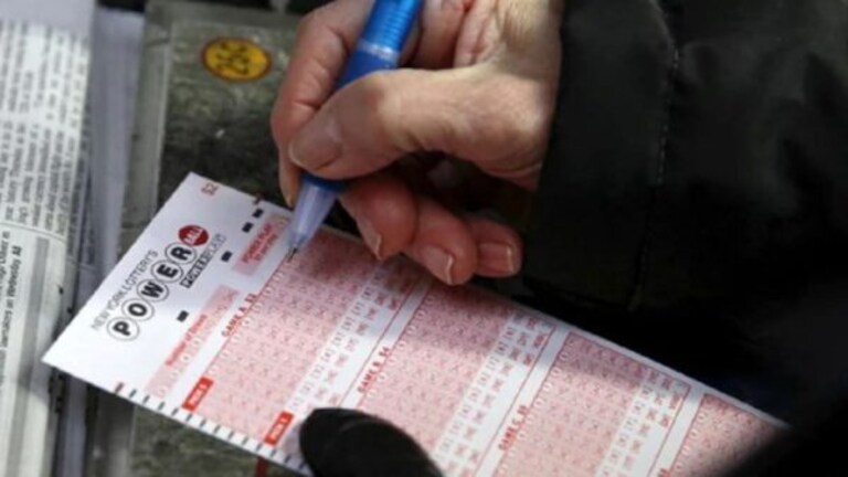 Viral : पत्नीच्या नाराजीचा पतीला झाला फायदा; एकावेळी लागल्या दोन लॉटरी Mumbai Tak