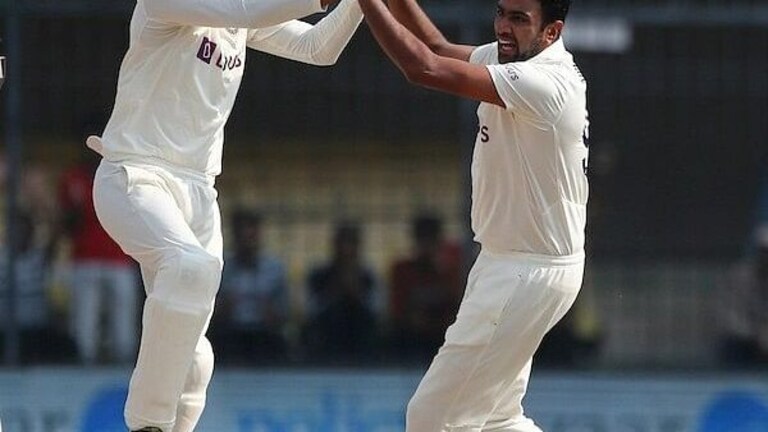 Sunil Gavaskar :पराभवानंतर गावस्कर भडकले, फलंदाजांना तिखट शब्दात सुनावलं Mumbai Tak