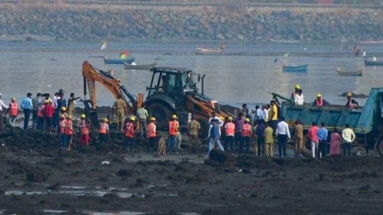 Mahim Mazar Mumbai: राज ठाकरेंचा इशारा, ‘त्या’ बांधकाम कामावर चालवला जेसीबी! Mumbai Tak