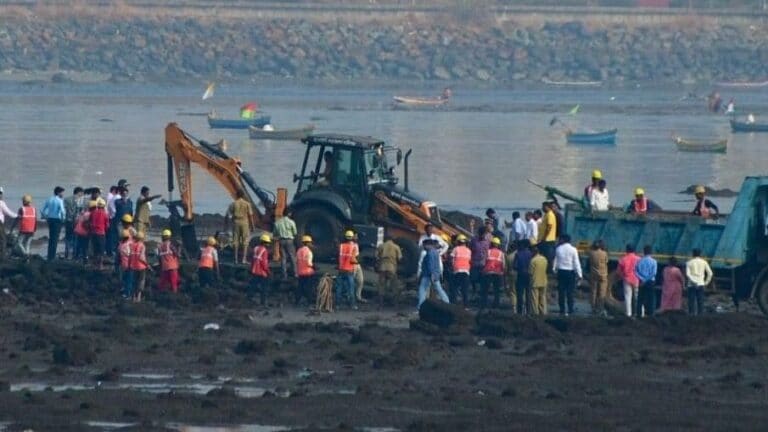 Mahim Mazar Mumbai: राज ठाकरेंचा इशारा, ‘त्या’ बांधकाम कामावर चालवला जेसीबी! Mumbai Tak