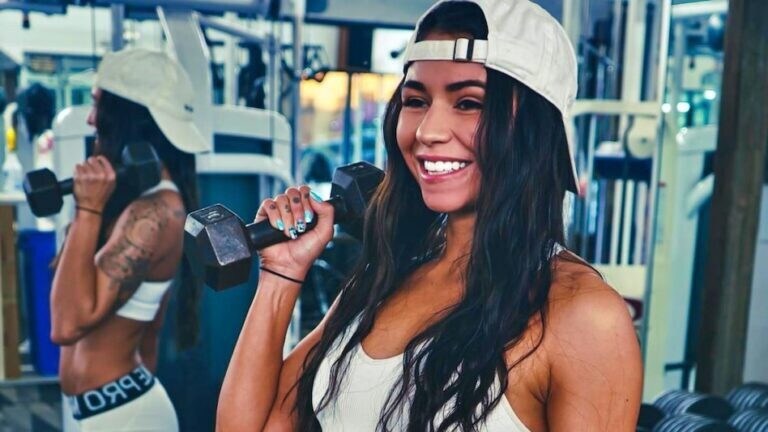 मॉडेल जिममध्ये करायची एकच काम, जिम मालकाने थेट काढलं बाहेर! model used to post glamorous pictures of workout got kicked out by gym