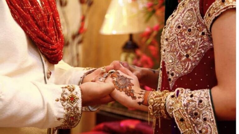 महिलेने सावत्र बापाशीच केलं लग्न, अन् ‘तो’ Video देखील केला शेअर Mumbai Tak