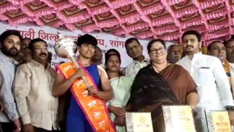 प्रतिक्षा बागडी ठरली पहिल्या महिला महाराष्ट्र केसरीची मानकरी! प्रतिक्षा बागडी ठरली पहिल्या महिला महाराष्ट्र केसरीची मानकरी!