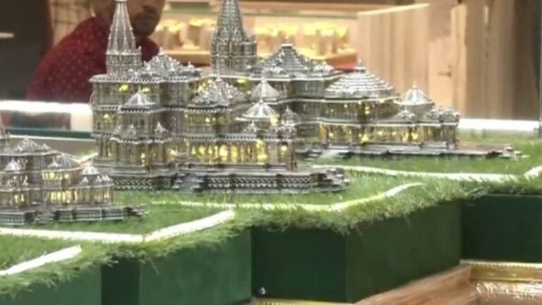 Ayodhya: भारीच! राम मंदिर तेही चांदीचं; सराफा व्यापाऱ्याची अफलातून कलाकृती Mumbai Tak