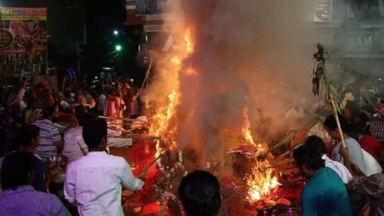 Holika Dahan Muhurt : होलिका दहनाचा शुभ मुहूर्त कधी, पूजेसाठी कोणत्या गोष्टी हव्या? Mumbai Tak