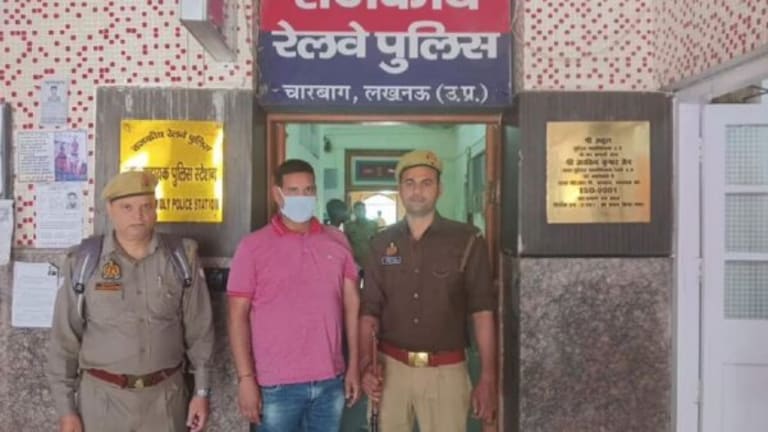 Akal Takht Express : विमानानंतर ट्रेनमध्ये विकृत कृत्य, टीसीकडून महिला प्रवाशावर लघवी Mumbai Tak