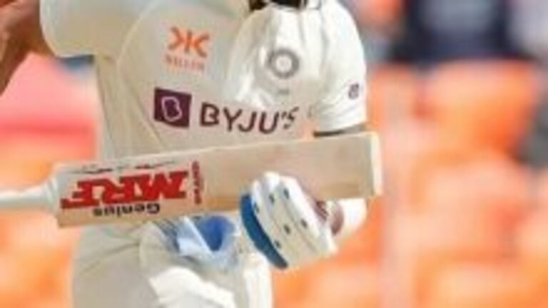 Virat Kohli: स्मित हास्य… लॉकेटचं चुंबन, बघा विराटनं शतकानंतर काय केलं? Mumbai Tak