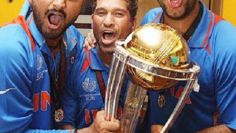 ४२ हजारांचं जेवण अन् ८ लाखांची टीप… लेडी वेटरवरचे डोळे पांढरे Mumbai Tak