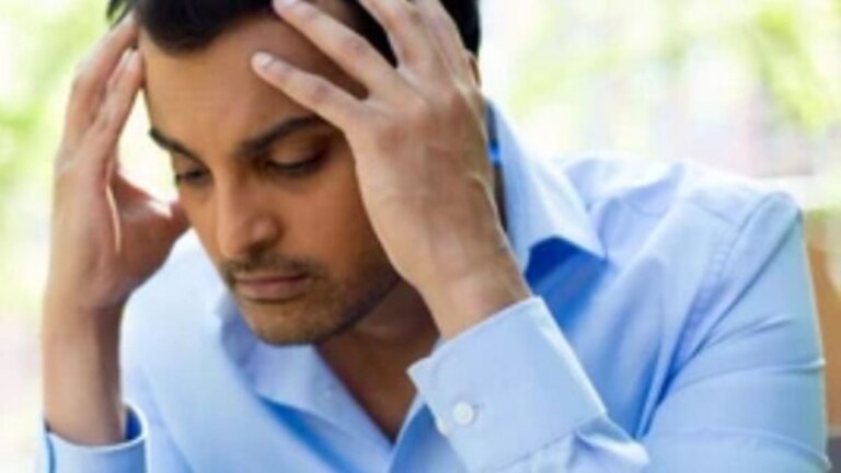 Earphones अन् हेडफोन्सचा अतिवापर ठरु शकतो घातक… जडतील हे आजार Mumbai Tak