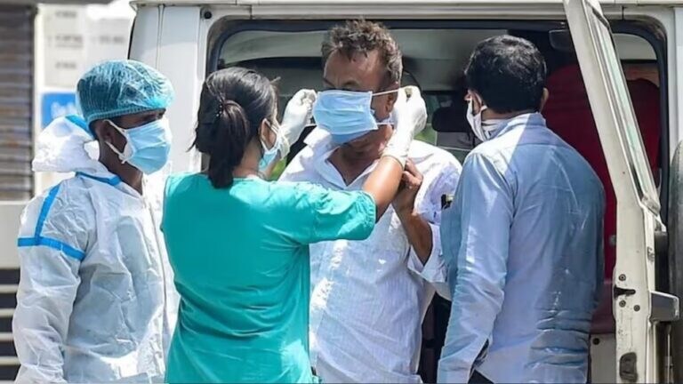 चिंताजनक… दिल्लीत कोरोनाचं सावट, महाराष्ट्रात वाढला मृतांचा आकडा! Corona death toll has increased in Maharashtra
