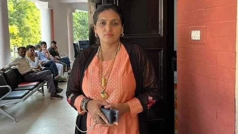 Kasba Peth Bypoll : ‘ईव्हीएम’चा फोटो केला शेअर! रुपाली ठोंबरेंवर कारवाई होणार? Mumbai Tak