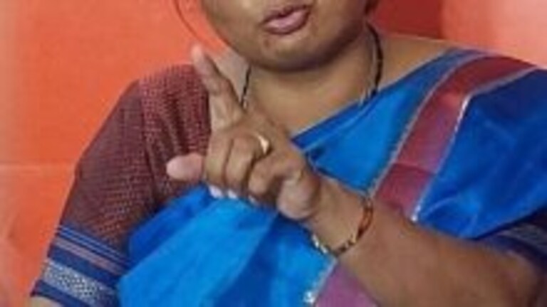 फडणवीसांच्या सांगण्यावरून गुवाहाटीला जाणाऱ्या बच्चू कडूंचा बुध्यांक किती?: सुषमा अंधारे Mumbai Tak
