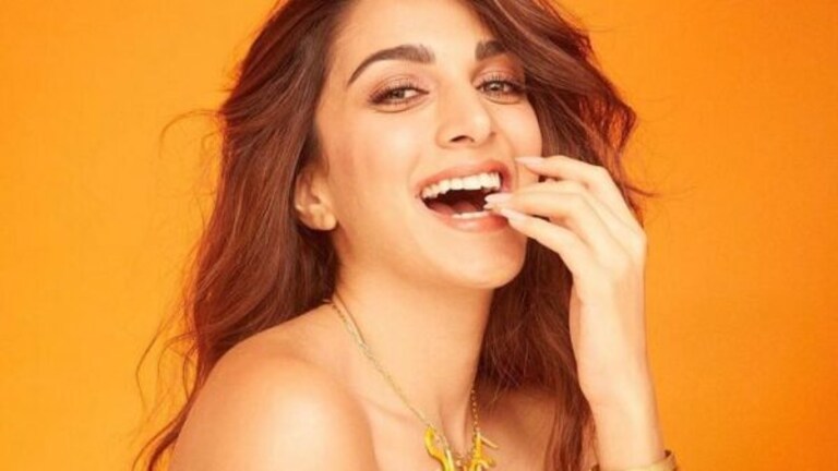 हजार नाही तर लाखात आहे कियाराच्या या ऑरेंज ब्रालेट-स्कर्टची किंमत Mumbai Tak