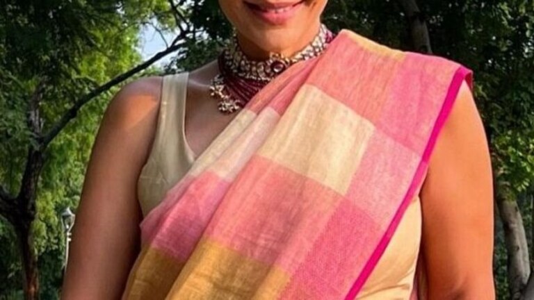 Mandira Bedi: पन्नाशीत पण फिट फिगर पाहून चाहते झाले इम्प्रेस Mumbai Tak