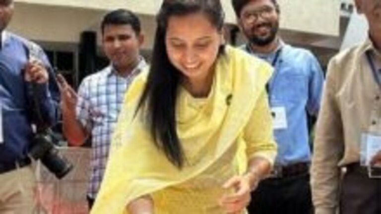 अदिती तटकरेंचं विधानभवनात बर्थडे सेलिब्रेशन, ठाकरेंची उपस्थिती Mumbai Tak