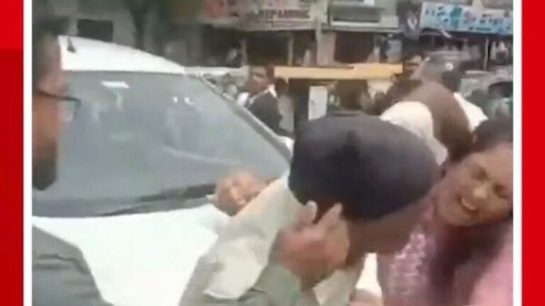 Crime news: ओव्हरटेक केलं म्हणून महिलेला मारहाण; नागपूरमधील लाजिरवाणी घटना Mumbai Tak