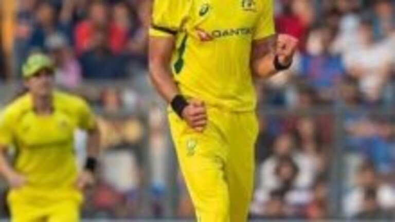 Ind vs Aus 2nd ODI : स्टीव्ह स्मिथने अद्भुत कॅच पकडला; हार्दिक पांड्या बघतच राहिला Mumbai Tak